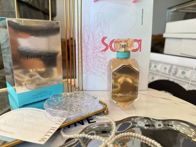 专柜品质 蒂芙尼玫瑰金75Ml 总有人喜欢用钻石形容女人千面千闪， 每一面都不同做钻石固然璀璨耀眼 但我更想用玫瑰金来形容自己带着不争不抢的高级感 微微的光芒、