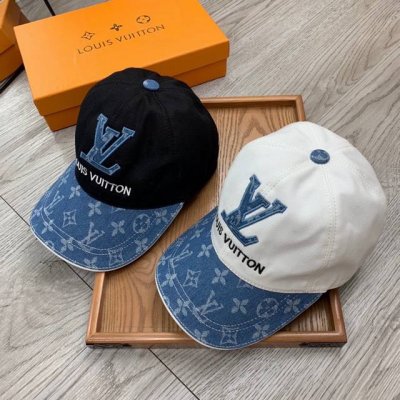 L家。刺绣拼接 超A品质 最新款！时尚潮流，高端做工！每一个帽子都是用心之作！牛津材质！头层牛皮！配盒子、防尘袋、非一般的品质，细节也很重要。真皮帽钉，真皮调节