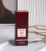 专柜品质 Tf烟熏樱桃50Ml 熟透的黑樱桃裏挟着馥郁的桂花香，初闻的一刻，便感觉到气息中带着诱惑。烟熏木质的味道，在果香气息还未散尽时开始蔓延，橄榄与皮革的味