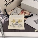 我们出品 Viviennewestwood 爆美一定要入！太绝美了宝宝，什么是快乐星球，来，这就是快乐星球！超有设计感的别针立体星球耳钉，金，银2个颜色！！重磅