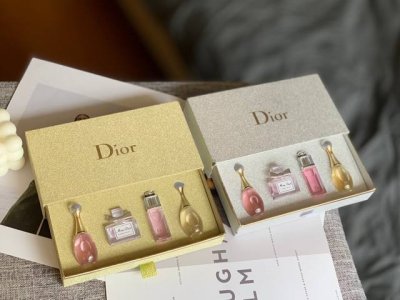 专柜品质 Dior迪奥 香水Q版小样四件套 现货银盒 1迪奥金色四件套 四款分别是：真我Ed p30Ml+真我Edt5Ml+粉红魅惑5Ml+甜心Edt5Ml。精