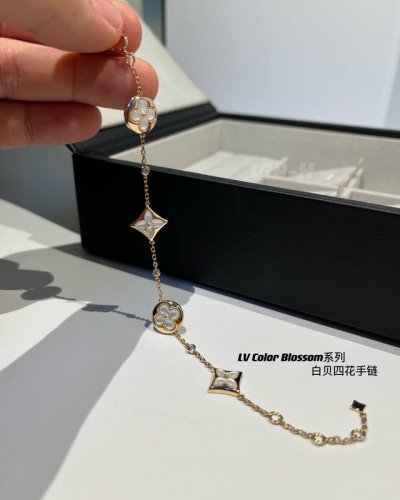 p价 lv Color Blossom系列 白贝四花手链 v金材质制作 工艺细腻 细节完美 美丽的花朵在白色珍珠母贝上绽放璀璨的玫瑰金 花朵均为手工打磨 凹凸有