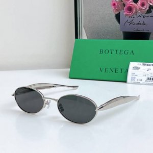 Bottega Veneta Eyewear的太阳镜因其雕塑般的金色镜腿而得名 这些镜腿特意被铸造成 沙丁鱼 的形状--这是该品牌配饰的标志性图案 采用椭圆形镜