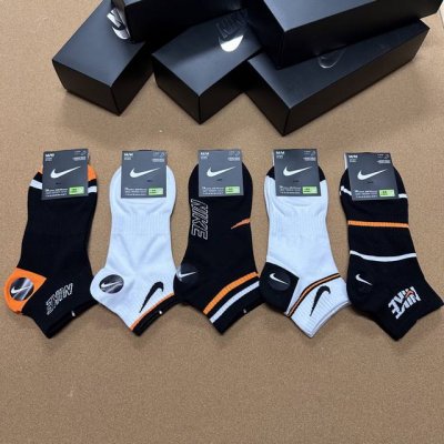 特 Nike 耐克永远的经典永远的精梳棉材质 透气吸汗柔软舒适 上脚非常Nice商务风潮 送领导送长辈首选 一盒五双