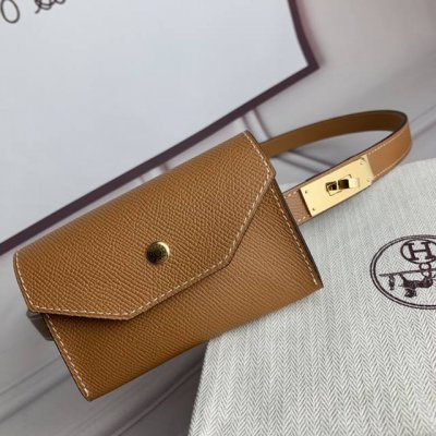 特 HermèS爱马仕 Kelly凯莉系列 皮带腰包 包包跟皮带均采用原版进口头层牛皮及优质纯钢五金，边缘精致压线，高端大气。土黄色手掌纹＋土黄色平纹底，皮带带