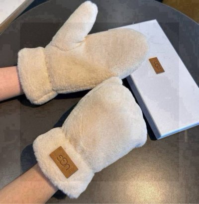 ugg 秋冬懒兔毛羊毛手套值得对比同款不同品质，秒杀市场差产品，羊毛十懒兔毛内里加绒 经典不过时款.喜欢可以入手了，这种品质的今年用了明年还能用 配盒子码数均码