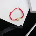 华伦天奴 Vlogo金属Long红绳小时候偷穿妈妈高跟鞋的那个女生长大后终于也买得起自己喜欢的首饰了低调的金色调工艺处理其实更显奢华少女心满满每个长大的女生心里