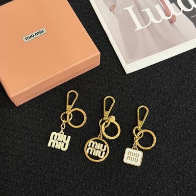 Miumiu缪缪钥匙扣 三合一 Miumiu缪缪三件套钥匙扣挂件 包包挂件挂饰 配有弹簧钩和环，带有珐琅饰物，原版Logo