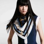 lv新款方巾 Lv Cordage 桑蚕丝方巾将 Monogram 花卉、字母和品牌标识化为船舶缆绳的系结和盘绕，以船锚元素彰显航海风潮，为经典设计注入优雅诗意