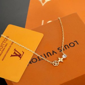 路易威登字母项链 秉承精湛匠艺 抛光色泽成就经典 Lv 字母的自然化身，流露品牌格调 明星同款 经典百搭