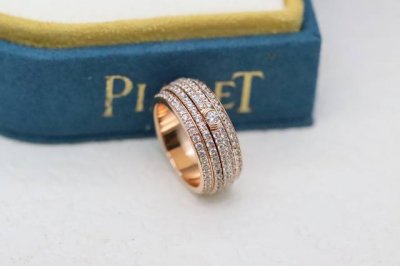新品推荐 piaget 时来运转玫瑰金满钻旋转戒指 925银 piaget possession时来运转系列戒指伯爵戒指，璀璨加身意趣流转，轻盈转动。弥散无边优