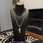 新款 专柜品质 Chrome Hearts克罗心经典复古菱形十字架项链 口哨吊坠 凹凸造型不同的花纹设计风格 呈现出与众不同 十字架 童军花是克罗心的志 所以更