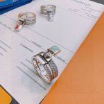 高品质路易威登Lv戒指原单货专柜新款开模复古潮流时尚必备 男女均可佩戴 情侣款同款 摇滚朋克泰银风格 复古元素 潮流百搭 官网同款项链最新款档次更高明星经典款系