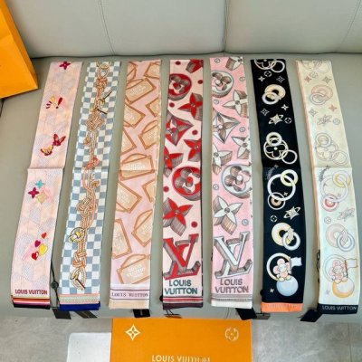 棋盘格双层真丝飘带 尖端专柜最最新款来袭女神必入 法国进口真丝面料非常特别的触感 超多用途：领巾、发带、包包配饰、腰带.....等等等等，超好驾驭 夏季配衣服