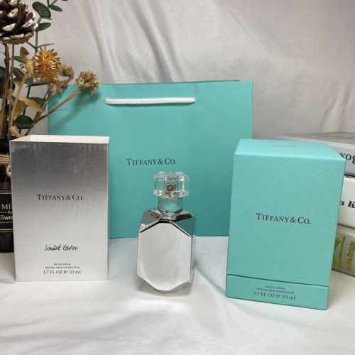 专柜品质 蒂芙尼Tiffanyco蒂芬妮Tiffany & Co.铂金限量版女士香水50Ml 香水的包装盒是经典蒂芙尼 Tiffany蓝盒子，瓶身是钻石雕刻的形
