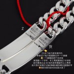 我们出品 量大咨询客Fu gucci纯银链条手链 都是偏男性化的银饰 也算是给广大男同胞小小福利了 一般来说 男士首饰在材质上局限性比较大 黄金容易显俗 钻石和
