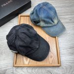 特价￥70。Prada家。【配防尘袋】新品棒球帽！材质：纯棉！透气性好！夏天防晒，秋冬百搭必备单品！颜色大气！款式新颖别致好搭配衣服！实用性强，高端品质！随心搭