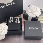 我们出品 香不对称瓶花C耳钩 ZP8000 隐藏款终于来啦现货老规矩先到先得 25早春最新款绝美系列 好特别的不对称耳环 爆火银色双圆环设计全部满镶水钻 无敌闪