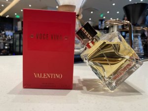 专柜品质 华伦天奴Voce Viva女士浓香水！规格： Ml！新香以优雅的透明玻璃瓶，并带有标志性的Valentino Rockstud细节呈现。旨在将声音与香