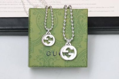 热销款 古驰 Gucci 双G圆珠项链 情侣款 大号 明星王大陆同款、配以双 G 互扣式的吊坠配饰灵魂的标志，反面三处刻印，链身采用4Mm圆珠链身、纯手工、老师