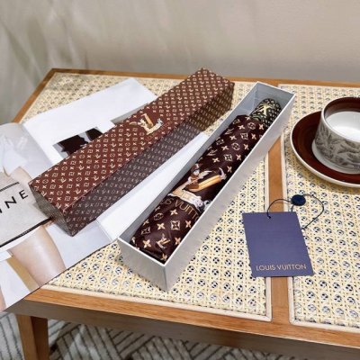 Louvuitton 路易威登 夏季新款 全自动折叠晴雨伞 火爆时尚单品 采用纳米技术加工而成 具有强力拒水的作用 奢华感爆棚的Lv标志伫立在伞面 绝对彰显品位