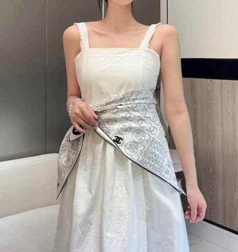 黑色 Size：90X90Cm 100%真丝 16Mm原单克重 黑白简约配色实力诠释经典小香风的时尚地位～ 招牌字母与5号元素完美勾勒衔接品牌双C标志，率性利落
