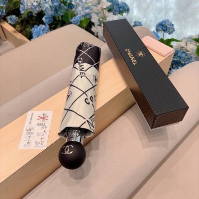 Chanel 香奈儿 三折自动折叠晴雨伞 集合香奈儿灵魂Logo为一体的设计风格高雅奢华 带在身上带来独特视觉效果 为伞而动 骄阳烈日下 有独家防晒科技 伞面选