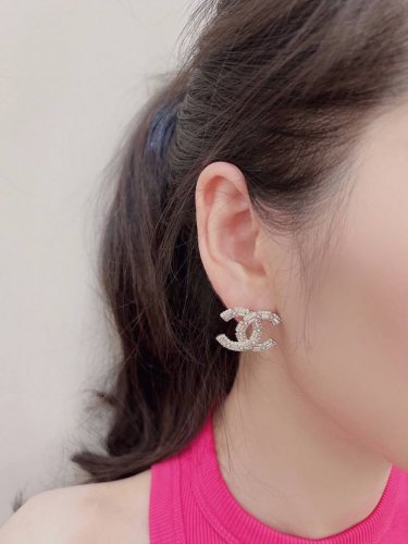 高品质 细节如图 香 22K双C长方钻耳钉 首批现货，先买先得超级无敌爆款钻柜上架立马售空，抢都抢不到的节奏巨巨巨好看经典的双C元素长方形施华洛水晶，周围圆形施