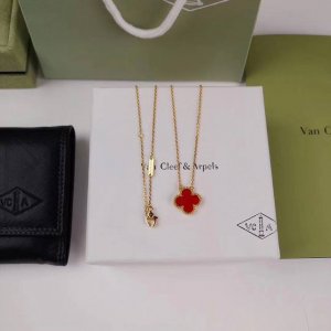 四叶草 梵克雅宝黄金红玉髄中号套装 项链 配925银针耳钉 五花手链053130 中号坠子直径1.5Cm 镀金材质 专柜菱形扣版 天然石红玉髓金货切工 无隙镶嵌