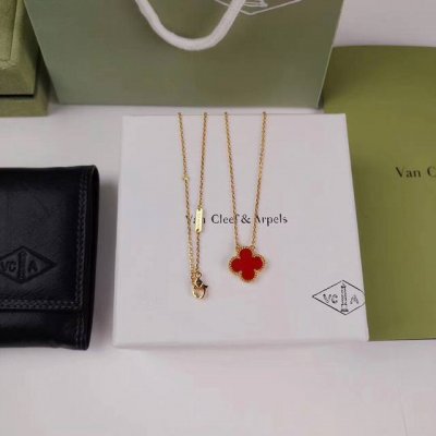 四叶草 梵克雅宝黄金红玉髄中号套装 项链 配925银针耳钉 五花手链053130 中号坠子直径1.5Cm 镀金材质 专柜菱形扣版 天然石红玉髓金货切工 无隙镶嵌