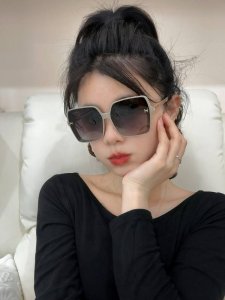 Tr偏光系列 爱马仕 经典的方框设计 不挑脸型 无论搭配大衣还是连衣裙都非常显气质偏光镜片预防紫外线 型号 H7295