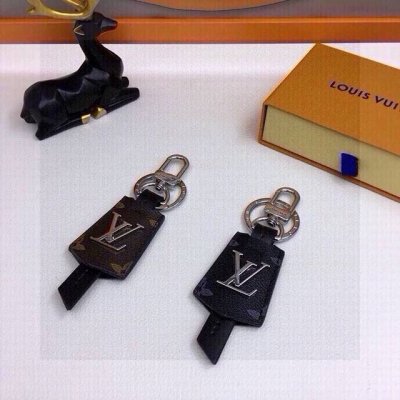 配图片原版包装 louis Vuitton官网M63620 Lv Cloches-Cles包饰与钥匙扣 借鉴旅行袋中的钥匙扣设计 可满足各种时尚品味的实用配饰