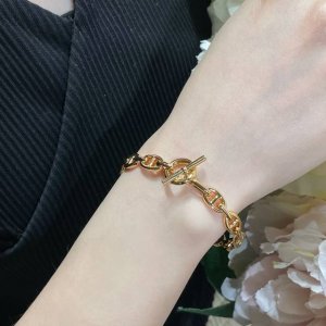 爱马仕光面猪鼻子手镯 独家发售 明星 网红 名媛都难以抗拒 h* 猪鼻子Farandole手镯 酷劲十足的经典标志 古今中外时尚浪尖上的不败元素 搭配各种手镯