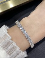 彩宝：V金材质 4120460。码数：16.17。进口定制 手镶高碳钻 旦形椭圆全钻手链珠宝采用最顶尖的 锆石 栩栩如生，精工的切割高端定制镶嵌高碳钻 Blin