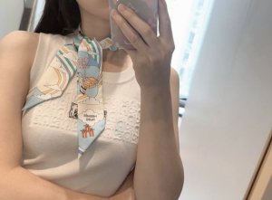 上新 穿荷叶裙的女孩 爱马仕重磅斜纹真丝飘带 正品开版 专柜同步 爱马仕新款Twilly 顶级斜纹真丝打造 超精细的印花 字迹非常清晰 规格 5X86Cm 10