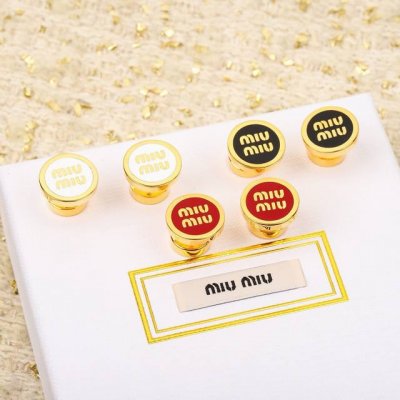 高品质 细节如图 Miu Miu彩色圆形耳钉 绝对会成为经典款的 一定要入 巨巨巨好看的，采用滴胶工艺，黄铜材质 千万不要错过