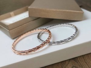 Bvlgari Serpenti Viper 间钻蛇骨手镯火爆蛇系列宝格丽灵蛇手环 奢侈品蛇升级版高端亚金工艺厚真金电镀 形态栩栩如生 不由想到蛇在出击前的盘旋