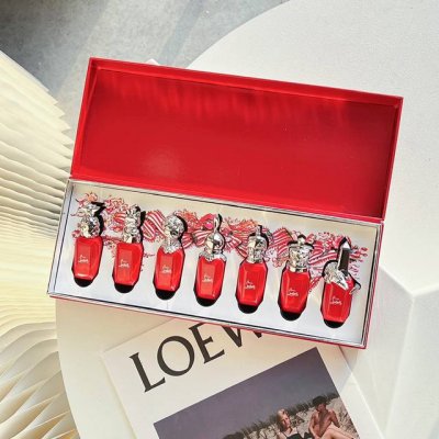 专柜品质 Cl萝卜丁高阶香水全套9Ml*7支装限量红瓶 Christian Louboutin香水套盒9Ml*7支装Q香，名为“Loubiworld”的香氛系列