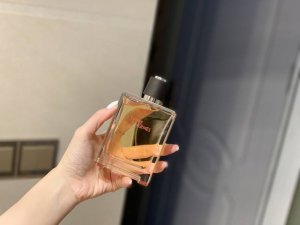 专柜品质 外贸香水今年最后一波 爱马仕 大地 葡萄柚和木质的碰撞 明亮中带一点沉稳 冬天穿着大衣 围上围巾喷着大地 会有一种温暖和安全感