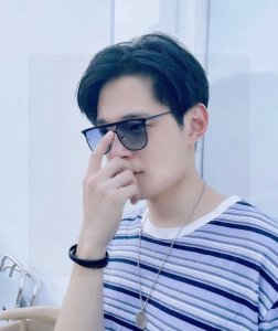 阿玛尼原单品质男士偏光太阳镜 材质 高清宝丽来偏光镜片 金属合金印字Logo镜腿 看细节就知道大师手工制作设计 做工精致 高端大气 适合旅游出行