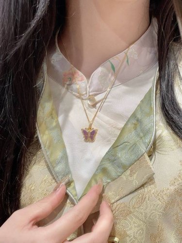 我们出品 量大咨询客Fu 彩宝系列-蝴蝶镶钻紫珐琅项链 通体925纯银耐磨保色度行业最新配方优金电镀！人无我有！对标高级珠宝工艺！全部是一致真金真钻的做法，一般