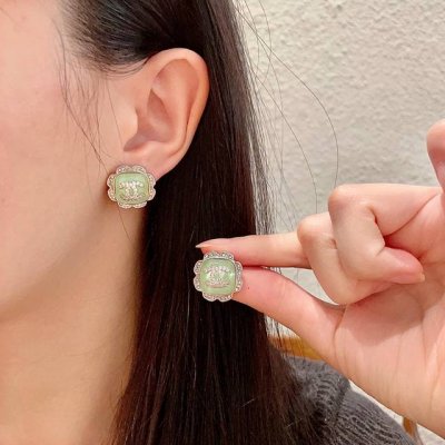 chanel香奈儿 中古 双C耳钉原版复刻Logo 小香家的款式真心无需多介绍每一款都超好看，精致大方，非常显气质.