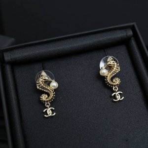Chanel25C 早春系列海马耳钉 梦幻海洋系列实物还蛮惊艳 Chanel25C这期的风格变化还蛮大 增加了好多海洋生物 海马 螃蟹 海星 这些元素
