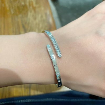 Cartier 卡地亚官网最新发布 火爆满钻镶钻手镯进口精工保色18K高端定制顶级工艺 专柜Logo刻字清晰 360度无死角 全新的窄版设计 更显精致 如此美物