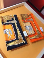 shms1980专柜同步！H家新款90Cm真丝方巾，由骏马，马鞍皮带扣组成非常漂亮养眼的图案，这款Hermes必备配饰可以多种方式佩戴，与任何服饰皆搭配得宜。无