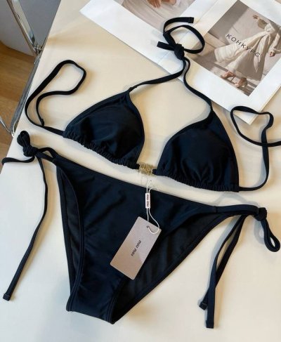 100￥P Miumiu缪缪新款比基尼适合多种场景的游泳衣♀海边 游泳池 温泉 水上乐园 漂流都可以内搭也完全可以 连体设计遮肉显高挑 腹部有点肉肉也不影响咱美
