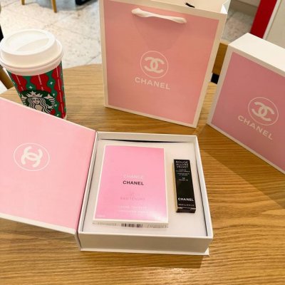 专柜品质 香奈儿邂逅香水口红礼盒2件套 热门口红香水 颜值真的太高了 实物颜色更得人心 无论哪方面的设计都戳中你心。 套盒外面还配备了一个手提袋 可以说是非常有