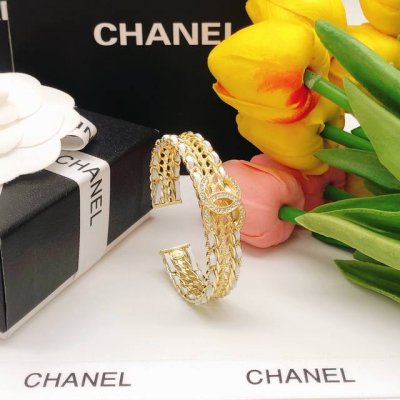 编号Xsz0011白色 编号Xsz0012黑色 chanel 小香22Ss新款 穿皮 圆圈 双C 大手镯甜美气质风 超美腻的一款日常百搭 精选原版一致黄铜材质