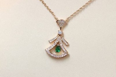 新款上新 Bvlgari 玫瑰金 绿钻裙子 锁骨项链 年七夕限定新品 灿若迢迢银汉，柔如玲珑情窦。Bvlgari宝格丽Divas’ Dream系列七夕情人节特别
