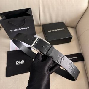 特 Dg，宽4.0Cm Dolce&Gabbana 新款压花皮 Re-Edition 时装秀是一次回归品牌本源的梦幻旅程，过去与当下在此相遇，以创新视角诠释典藏